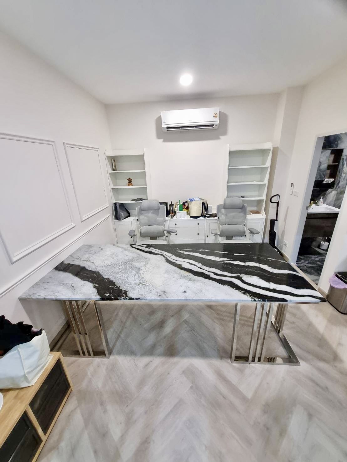 stainless-steel-table