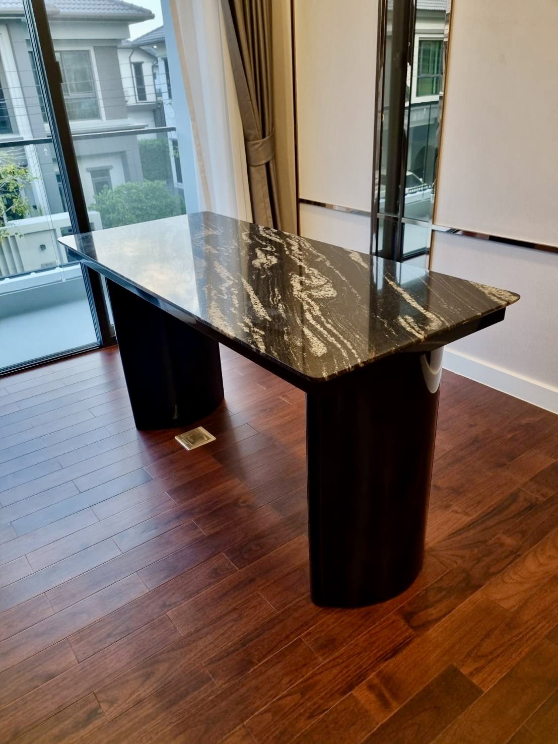 stainless-steel-table