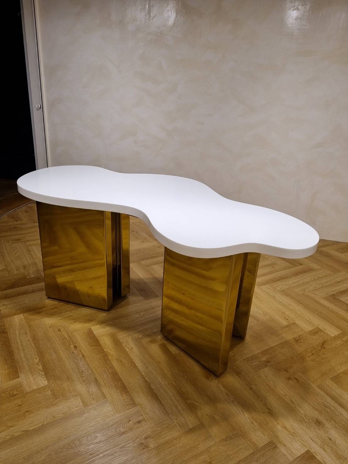 stainless-steel-table