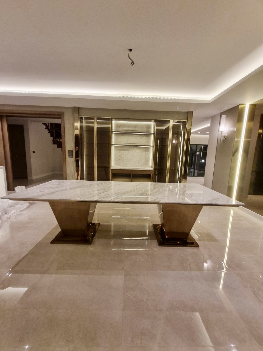 stainless-steel-table