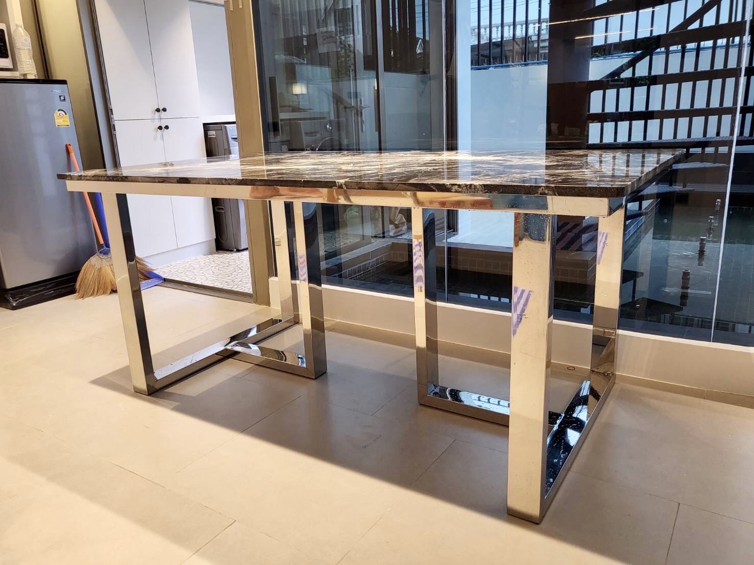 stainless-steel-table